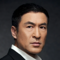 张婧仪身穿一条粉色长裙，甜美可爱、元气十足。